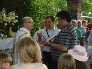 Při průvodu vypomáhl rosický jáhen. Zestavení u prvního oltáře: