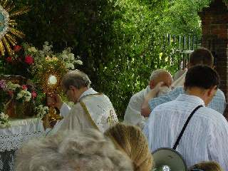 Oltáře jsou celkem čtyři a při průvodu se projde část Mohelna v okruhu od kostela Všech Svatých, kolem základní školy a zpět ke kostelu. 