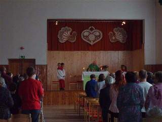 Mše svatá v kulturním domě.