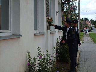 Položení květin k pamětní desce na hasičské zbrojnici.