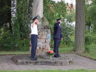 Položení květin k pomníku obětem 1. světové války.