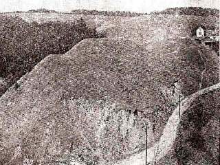 Další informace o tvrzi z jiných zdrojů:<br />
<br />
Krásně modelované pozůstatky dvoudílného hrádku zvaného Šance na pahorku ve smyčce potoka na východní straně vsi.<br />
Existence sídla se promítla do jména vsi, která se dříve nazývala Senohrady. Poprvé se vzpomínají roku 1349, kdy jejich díl držel Vrchoslav z Petrovic. Ale na hrádku mohl sídlit Smil, jenž se roku 1351 po Senoradech. psal. Další díl držel Jindřich z Vartenberka a Drnholce a roku 1358 ho zapsal Ješkovi z Pirkštejna.<br />
Přímo se jako tvrz připomíná roku 1398 ve sporu Jan Ptáčka z Pirkštejna s Jindřichem starším z Lipé. Nakonec Jan Ptáček roku 1415 ves a tvrz prodal Hanušovi z Lipé k Templštejnu. Je to poslední zmínka o sídle, které ztratilo smysl a zaniklo. Představa, že hrádek vznikl před polovinou 13. století, vychází z údajného nálezu mincí uherského krále Ondřeje II. (1205-35). Avšak k jejímu prověření bude potřebný archeologický výzkum.<br />
Přes ostrožnou polohu oba díly sídla důsledně obíhá příkop a val.<br />
Ale právě kvůli této poloze je příkop široký jen 4-9 m. Tvarování valové obruby měkce sleduje oba pahorky, a proto se mezi nimi zužuje. Na severovýchodní straně byl ještě šijový příkop (šířky cca 9 m), jenž je však narušen zřízením polní cesty. Přední pahorek má horní plošinu téměř kruhovou, s průměrem 15-16 m, druhý, oválný, s osami 28 a 14 m je od něho vzdálen 23 m. Povrch obou nenese stopy po zástavbě, ani na něj nevystupuje žádné zdivo. Mazanice v prohlubních po amatérských výkopech svědčí spíš o dřevěném provedení.<br />
<br />
Lit.: Prokop 1904, 7; Dvorský 1908, 304; Červinka 1942, 62; Nekuda - Ungel 1981,266-267. <br />
<br />
Hrádek zv. "Šance" leží na severozápadním okraji obce na ostrožně nad Ketkovickým potokem. Směrem k potoku se ostrožna prudce svažuje.<br />
Z východní strany je přístup snazší. Hrádek se skládá ze dvou částí, z nichž část západní je vyšší a větší. Západní část má oválný půdorys o rozměrech 28 a 14 m. U severozápadního okraje se nachází větší oválná jáma. Severovýchodně za 22 m širokým příkopem leží druhá, značně nižší a menší část hrádku téměř kruhového půdorysu o průměru asi 16 m.<br />
Obě části hrádku jsou obklopeny příkopem širokým 4-8 m. Na vnější straně příkopu leží nízký val. Na východní straně, kde byl k hrádku nejsnadnější přístup, jsou stopy ještě jednoho příkopu širokého 8 m. Zbytky kamenného zdiva nejsou nikde patrny. Ve stěnách několika novodobých jam je možno pozorovat mazanici. Asi roku 1947 zde byla údajně nalezena uherská mince Ondřeje II. (1205-1235), ale již roku 1942 se zmiňuje I. L.<br />
Cervinka o nálezu denáru Ondřeje I. Hrádek byl sídlem drobných feudálů, kteří se psali ve 14. století podle Senorad. Opevněné sídlo existovalo i poté, co ves přešla do rukou velkých feudálú, protože se to uvádi roku 1393 a 1415. S přihlédnutím k nálezu denáru Ondtřeje II. je možno datovat existenci tvrze do 13. až počátku 15. století.<br />
<br />
Prameny: ZDB I, str. 214, Č. 9; str. 291, Č. 40.<br />
<br />
Lit.: A. Prokop, 1904, 7. 1. L. Cervinka, 1942. 62. Nálezy mincí II, 1956, 99.<br />
