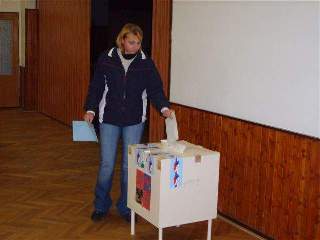 Volební urna a volič: