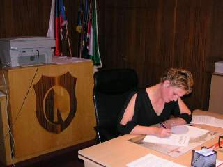 Zastupitelé skládali slib do rukou předsedající slovem "slibuji" a stvrdili ho svým podpisem.