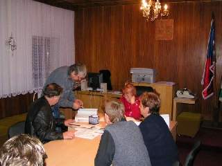 Volební komise kontroluje platnost volebních lístků z tajné volby starosty obce.