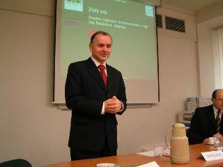 Pozdrav pana hejtmana Ing. Stanislava Juránka, který dostal slovo po úvodním projevu pana Dr. Ing. Jana Savického. Podle slov pana doktora Savického je prý znát, že v Jihomoravském kraji panuje nadšení pro tuto soutěž, a to jak u obcí a měst, tak i u vedení kraje. Vyzdvihl také úroveň průběhu ceremoniálu v našem kraji. 