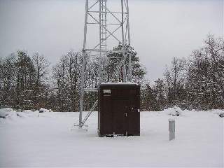 Vodanský kopec se vypíná ve výšce 398m nad mořem. Na fotografii pata telekomunikačního stožáru: 