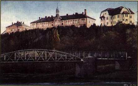 Ná místě dnešního kamenného Smetanova mostu v Třebíči, zvaného též Novodvorský, který byl v letních měsících roku 2002 opravován, stál dříve železný most. Při výměně za most současný odkoupil jeho část mlynář z mlýna pod Ketkovským hradem Levnovem.