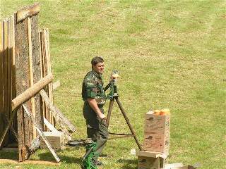 Zařízení pro odpalování asfaltových holubů. Zařízení je skryto za neprůstřelnou stěnou :-)