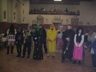 Nastoupení masek před porotou..