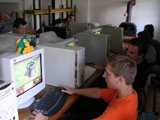 Tyto turnaje nejsou tak časté, aby vedly naši mládež k závislostem na počítačových hrách. Obec Senorady totiž poskytuje zázemí také k dalším činnostem, které podporují rozvoj mládeže i v jiných oblastech než je multimediální zábava.