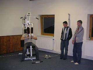Zástupci senoradské mládeže zkouší nové posilovací stroje při otevření této posilovny a to při příležitosti oslav změny kraje: