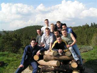 Nejprve se postaví hranice, na kterou potom umístíme figurínu upalované čarodějnice. Když někdy zapomeneme figurínu vytvořit, pak musíme prostě odchytnout některou z místních dívek :)