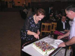 Čestné funkce "porcovačky" se ujala autorka výzdoby paní Ludmila Hošková