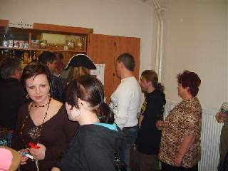 Pilo se (byla otevřena dvě okýnka u baru)