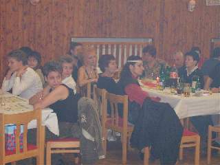 A sedělo se (u stolů)