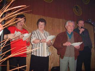 Dramatický kroužek o přestávce přednesl Nezvalovo básně Manon Lescaut, Opilý koráb a Na břehu řeky Svratky: