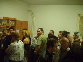 Fronta u baru v 23:30