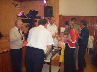 Výher bylo hodně, rozdalo se vše, a zábava pokračovala až do rána..