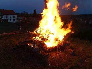 Suché dřevo pohltil mohutný plamen, šahal čarodějnici do půli ramen: