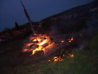 Plameny se podařilo udržet v prostoru ohniště a vatra postupně hořela až dohořela..