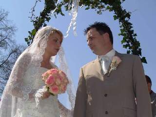 Novomanželské ANO... napětí ve tváři ženicha je očividné:-)