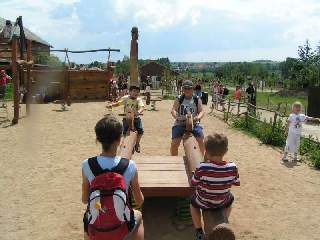 Dětské hřiště se dětem líbilo.