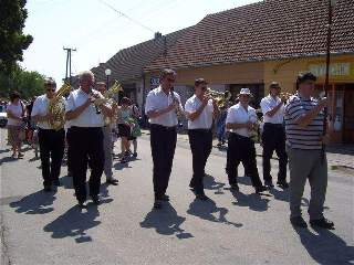 Čelo průvodu - kříž a muzikanti: