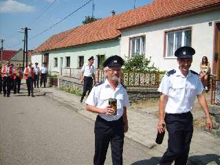 Prošli celou obcí a zvali na pouťovou zábavu, která se konala u penzionu: