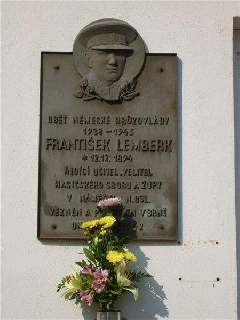 U hasičské zbrojnice položili květiny k pamětní desce Fr. Lemberka a k pomníku obětem 1. světové války.