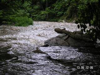 Dál pokračuje řeka klidnějším, krásným údolím..