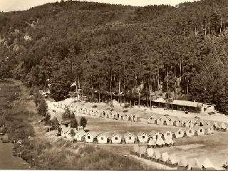 Tento snímek je z údolí řeky Jihlavy. Zachycuje dětský tábor pod Templštýnem: