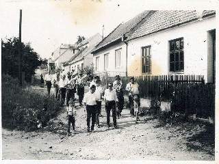 Pouťový průchod muzikantů a hasičů obcí, foceno pod Šancemi: