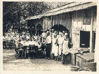 Stánek s občersvením u Ketkovického mlýna byl oblíbeným rekreačním místem v době první republiky: