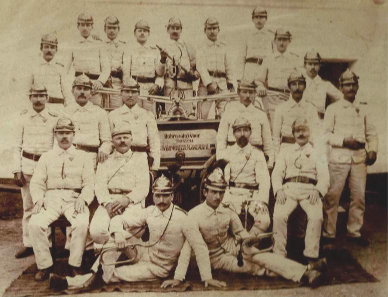 Fotografie zakládajících členů Sboru dobrovolných hasičů obce Senorady. Sbor byl založen v roce 1901.