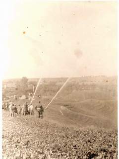 Zkoušení nové hasičské stříkačky na stráni u Šancí: