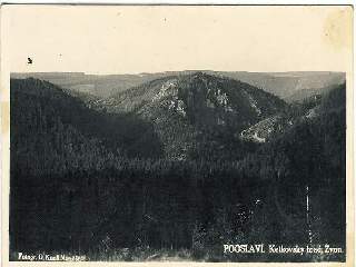 Údolí Oslavy a v pozadí hrad Levnov: