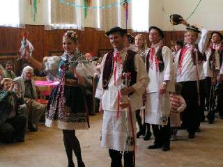 .. nejčastěji se připíjelo na muzikanty, stárky, hasiče, fotbalisty, drbny a všechny přítomné.