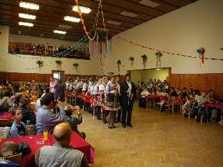 A nyní již připíjejí ženáči: