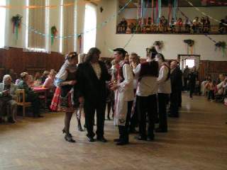 "Starosto, vraťte mi stárkovou!" "Ne!" "Jo!" "Ne!" "Jo!".. "tak jo.."