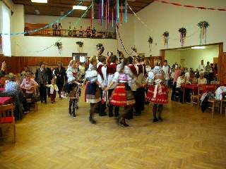 Čí so hode? Naše! Kdo bude pít? My! Kdo to platí? Starosta!