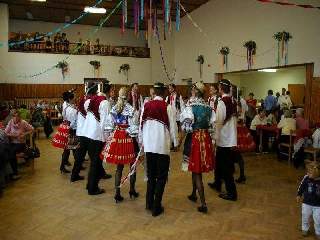 Pojď-me sta-rá do ho-spo-de po-dí-vat se na te ho-de.. ho-já-ja ho-já-ja ho-ja ja-ja..