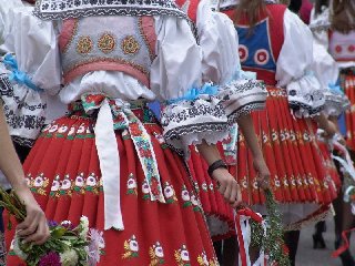 Pochod ke kulturnímu domu: