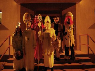 Před vchodem do pekla v záři pekelných plamenů: