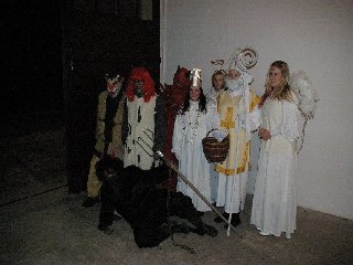 Ale skupinovky jim šly ješte líp než to strašení: