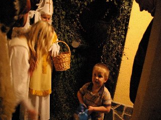 "Řekni básničku!", "Hmm, tak třeba.. Publius Vergilius Maro..", "Víš co, to stačí, tady máš nadílku a nezlob!"