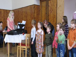 Na začátek si připravily děti ze základní školy pásmo básniček a písní: