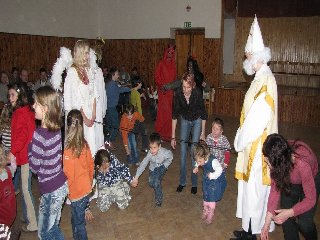 Další hrou bylo podlézání šňůry: