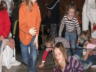 Tuto hru vymyslelo zastupitelstvo, prý se pak nebude muset vytírat sál :)