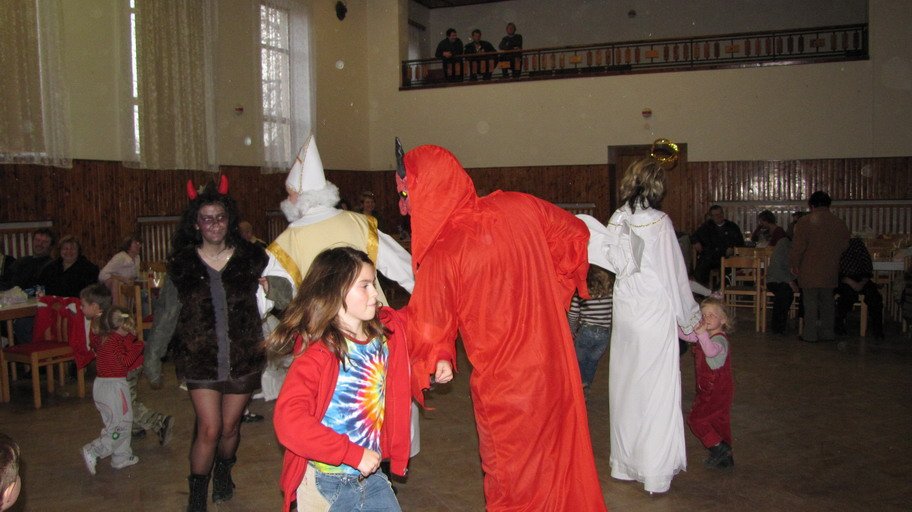Nakonec se děti přestaly čerta bát a začly s ním i tancovat: